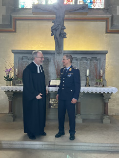 Pfarrer Frühwald im Gespräch mit Oberstleutnant Fiederich
