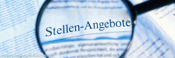 Lupe auf Zeitung mit Stellenanzeigen 