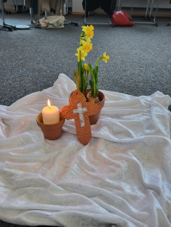 Blumen, Kreuz und Kerze