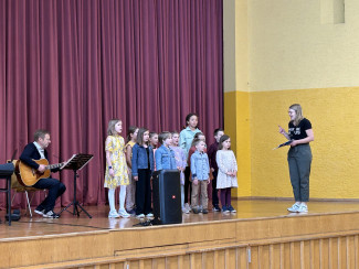 Der Kinderchor unter der Leitung von Katharina Flierl