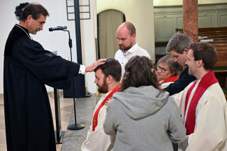 Dekan Markus Müller beauftragte Diakon Simon Weigel mit der öffentlichen Wortverkündigung und sprach ihm zusammen mit den Assistenten den Segen Gottes zu