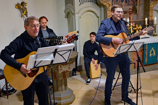Mit modernen Anbetungsliedern umrahmte die Projektband die Einführung in der Johanneskirche in Michelau. Von links Reiner Babucke an der Gitarre, Benni Kuschick am Bass, Arthur Hoyer am Cajon und Pfarrer Gundolf Beck an der Gitarre