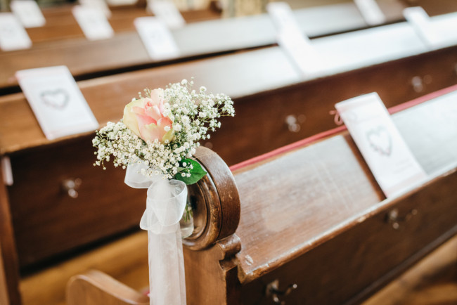 Kirchenbank mit Blumenschmuck 